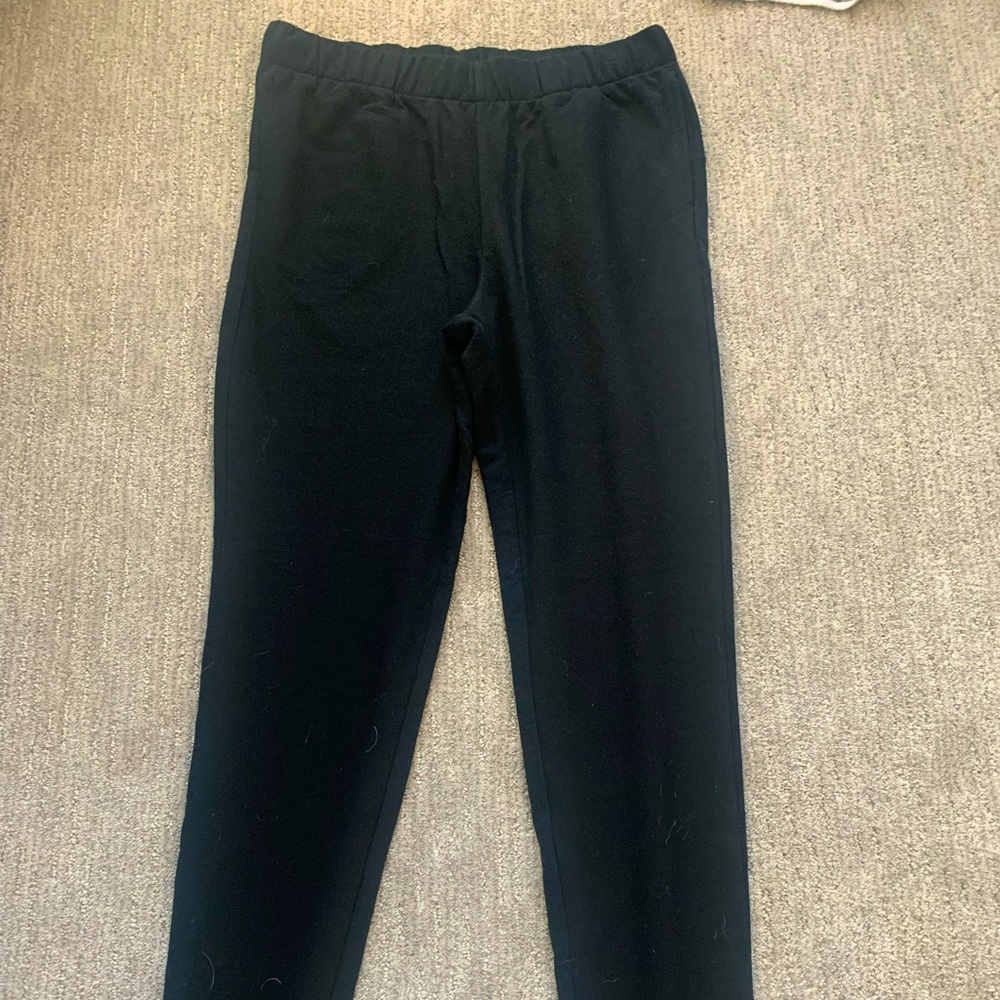 Loos fitting, elastic waist band, has pockets